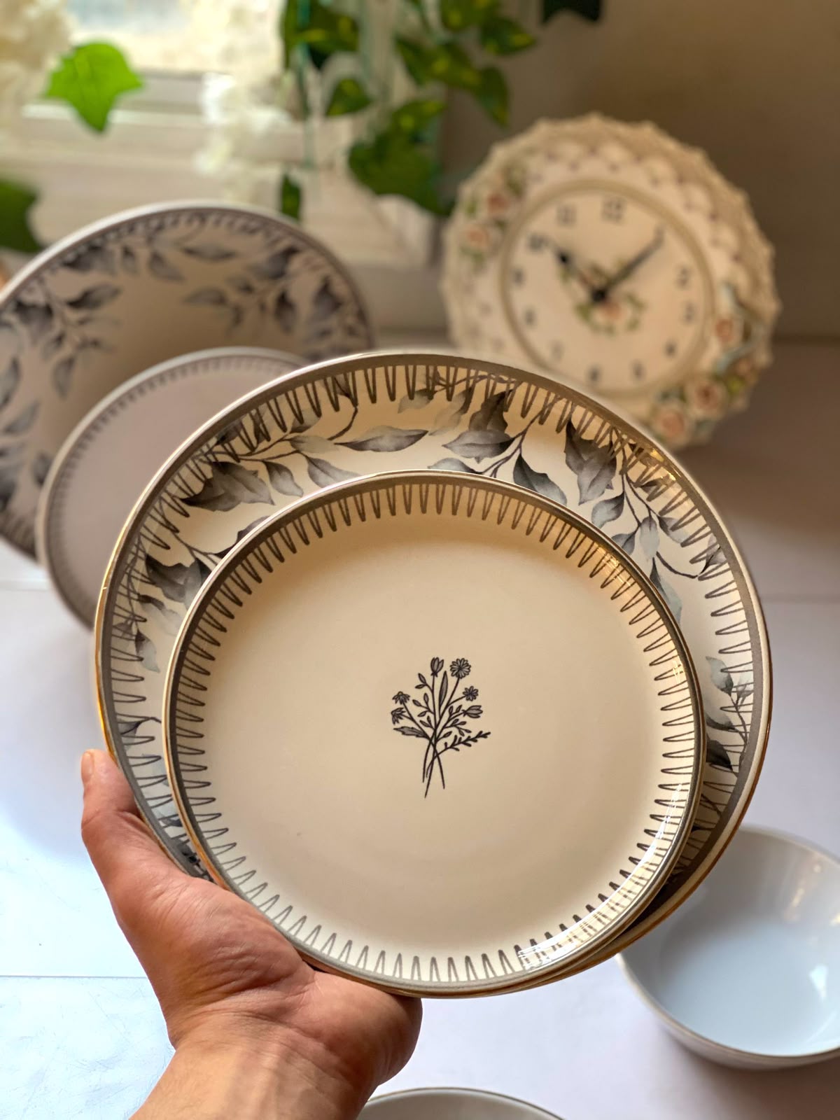 24-Piece Porcelain Dinner Set